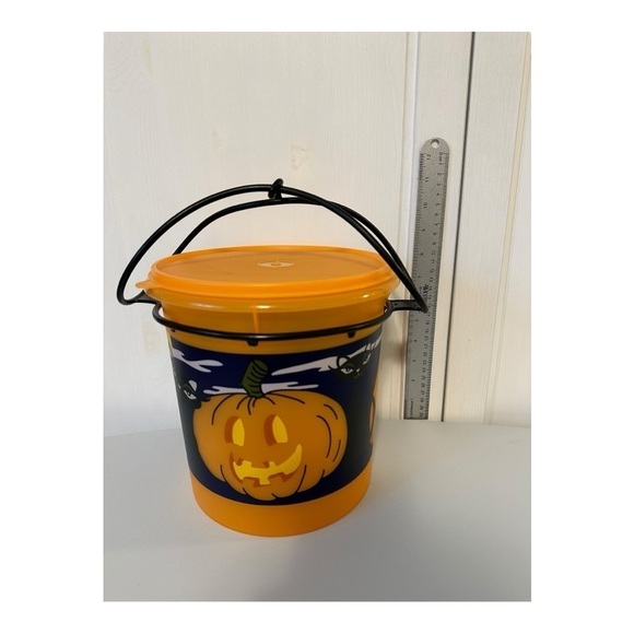 Tupperware Vintage 5qt. Halloween Bucket w/Lid & Handle - Picture 8 of 12